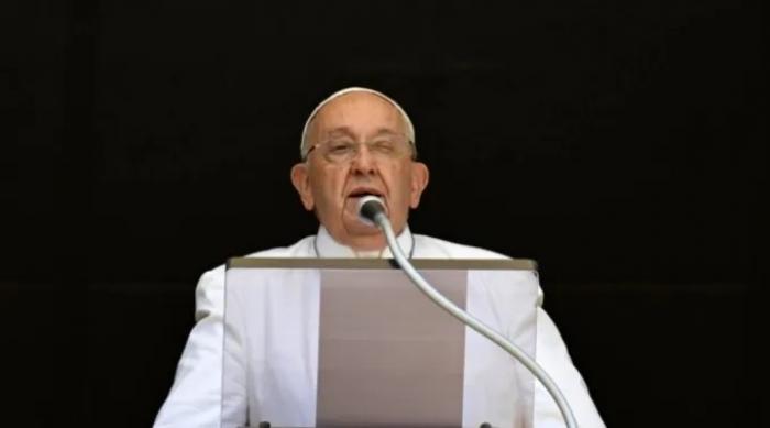 O supérfluo te escraviza, alerta o Papa Francisco
