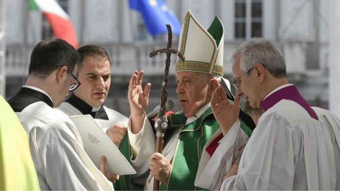 Mundo precisa de fé que acolha problemas da sociedade, diz Papa