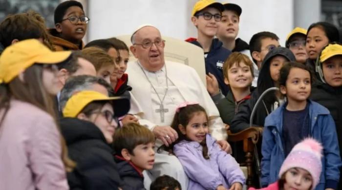 Não tenham medo de trazer filhos ao mundo, diz papa Francisco a casais jovens