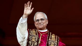 Papa Leão XIV faz apelo à paz em sua primeira aparição aos fiéis